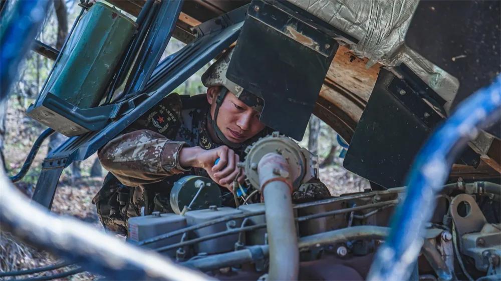 “抢修英雄连”四级军士长王晓磊，真英雄！