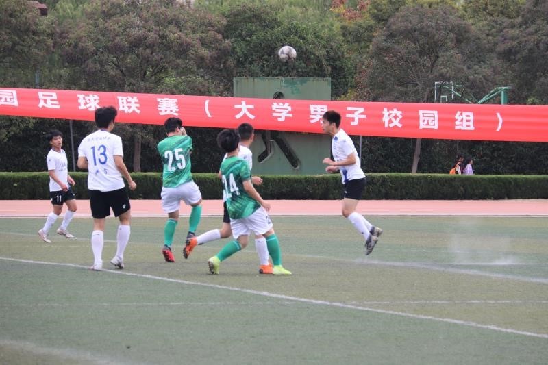 首冠！学校男子足球队的球场故事