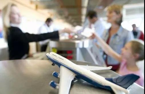 带小孩出门旅游怎么带行李,经常带娃旅游怎么选交通工具