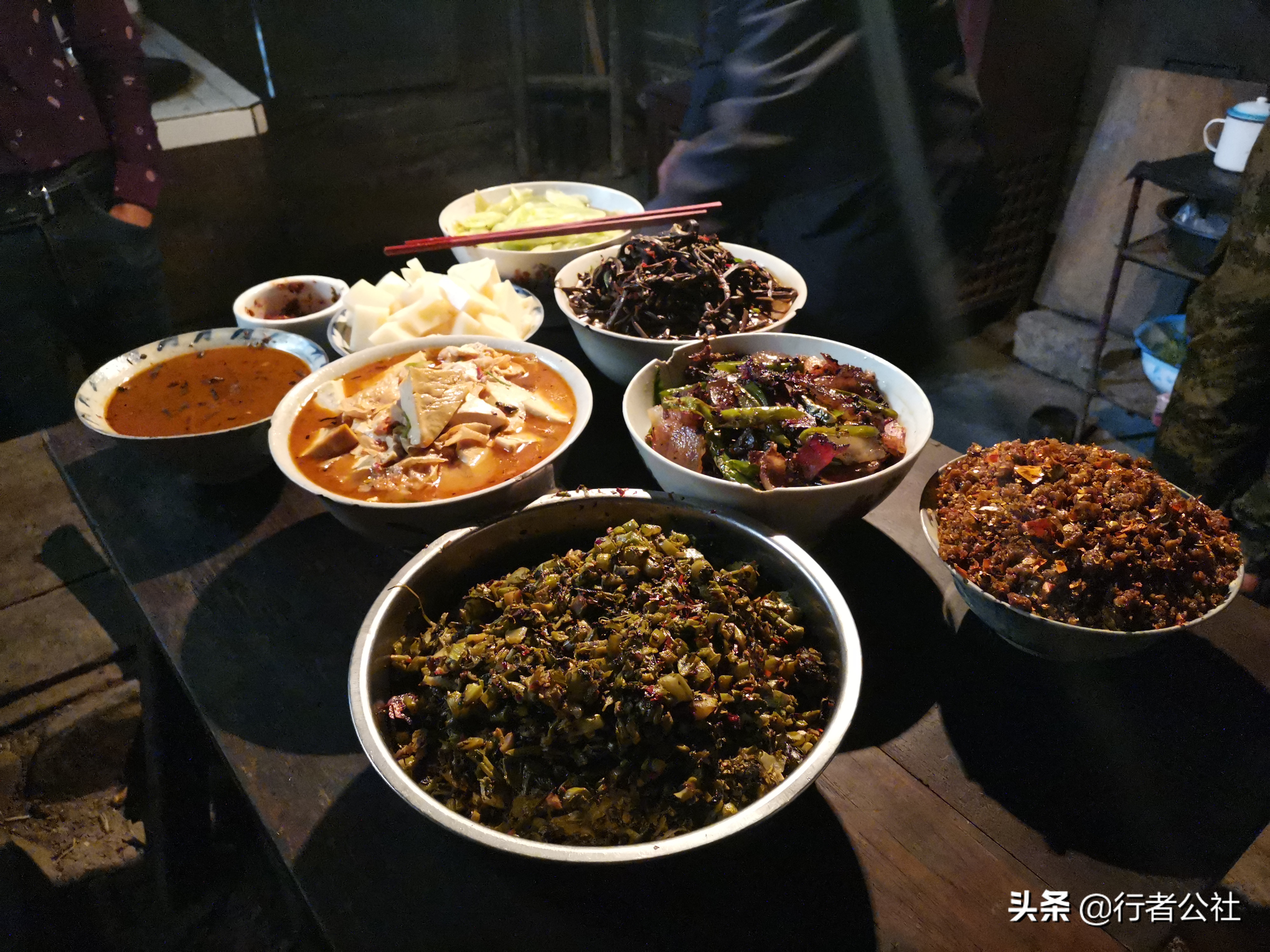 雨后青山云雾缭绕温度宜人,雨后青山云雾缭绕