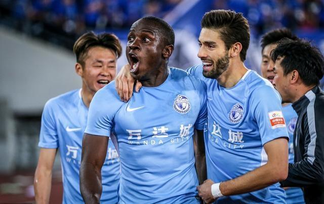 中超上演另类“截胡”：大连万达捡了个宝，也挽回了中超面子