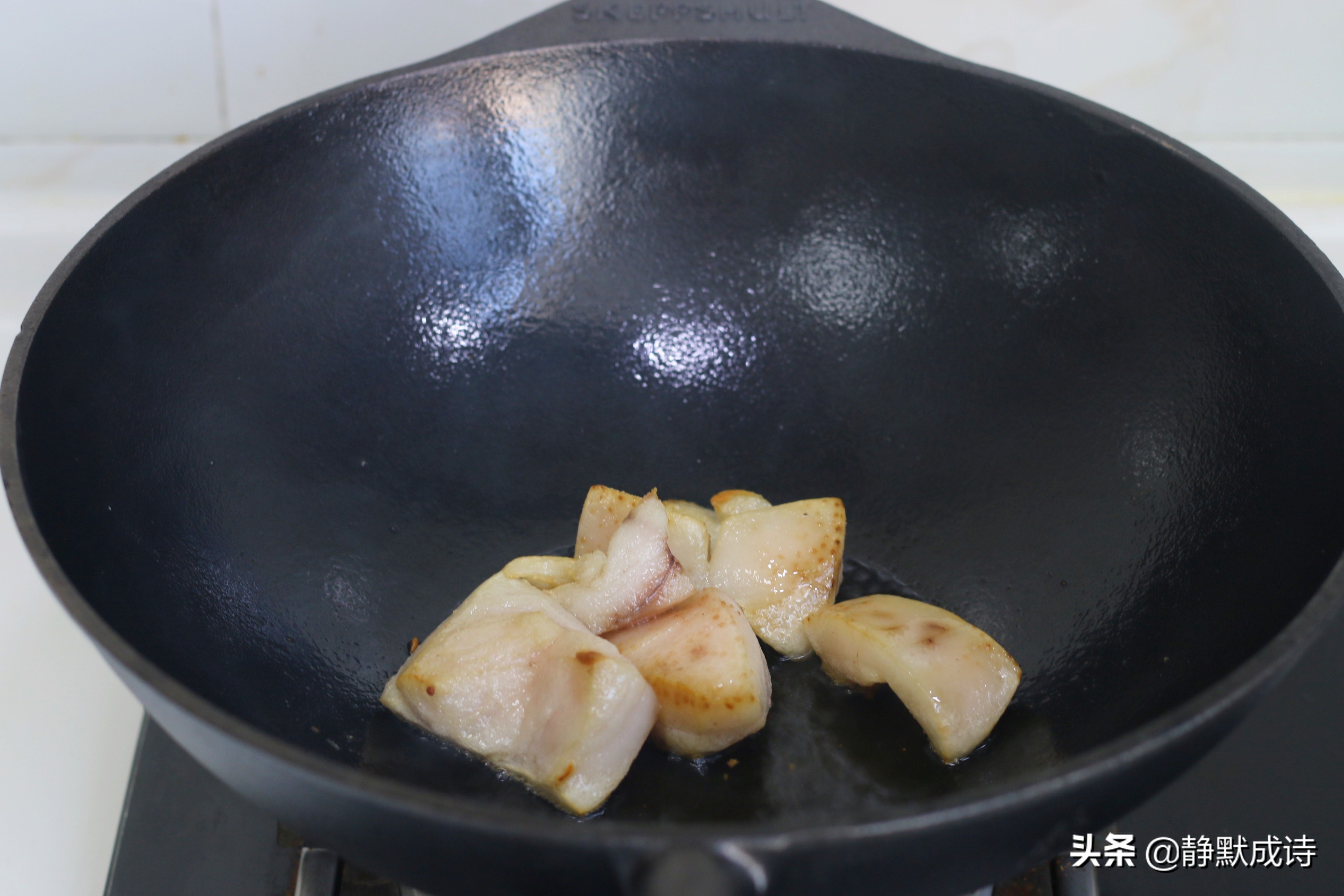 铸铁锅炒菜怎么操作不粘,铸铁锅炒菜有什么好处