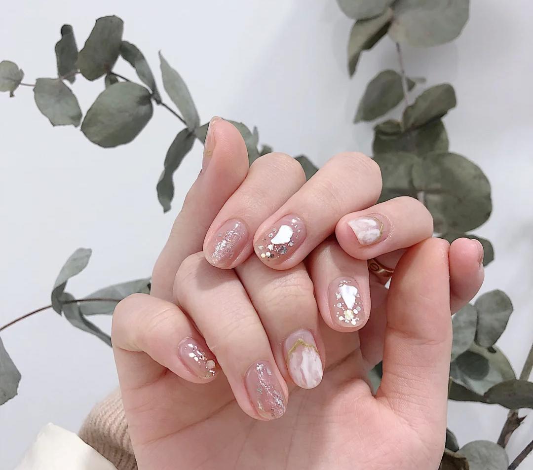 新年耐看美甲带钻款式图,纯色美甲显白秋冬短甲深酒红磨砂