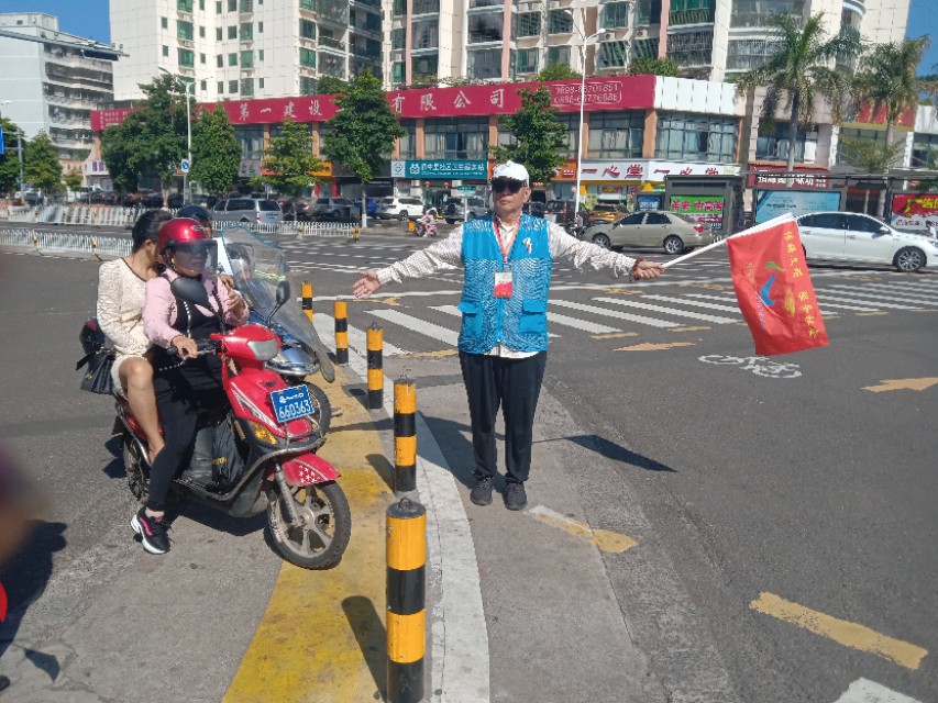 做交通协管员一天13个小时的酸甜苦辣