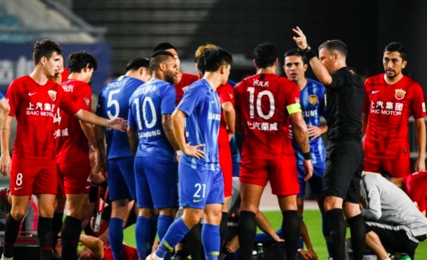 球迷喝倒彩退场，球员恶意犯规被声讨！苏宁惨败上港，迎巨大危机