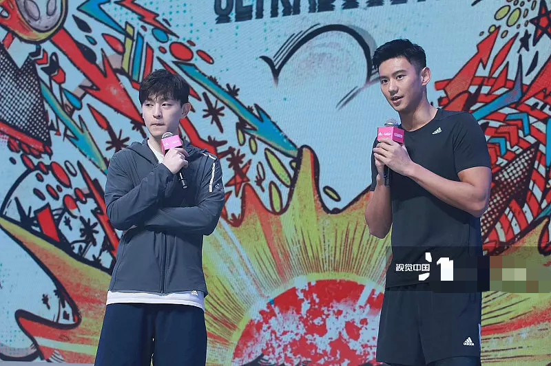 窦靖童门牙笑容灿烂,窦靖童磕破门牙