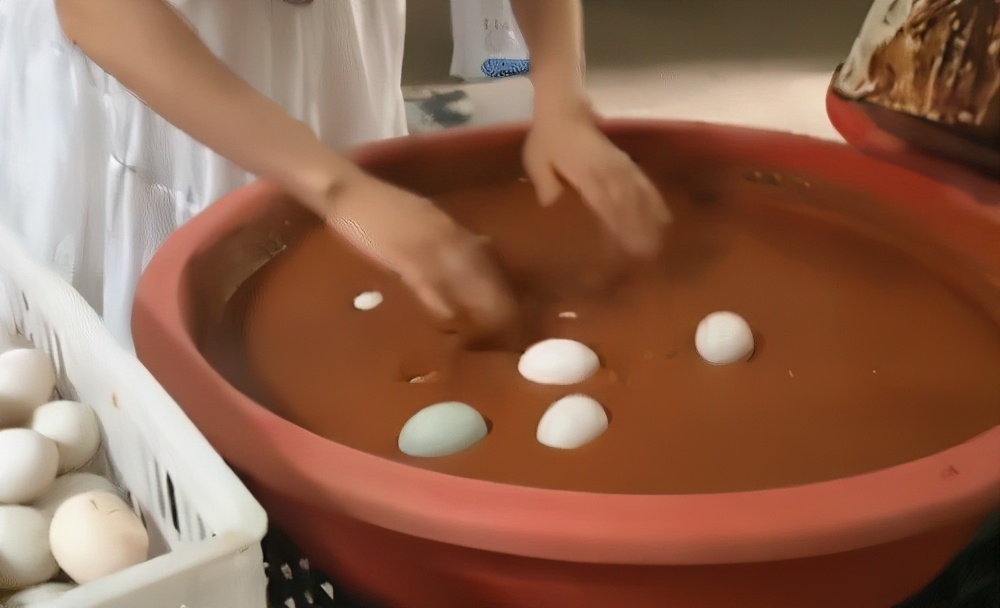 央视曝光流油的海鸭蛋20个,央视曝光海鸭蛋一戳就出油