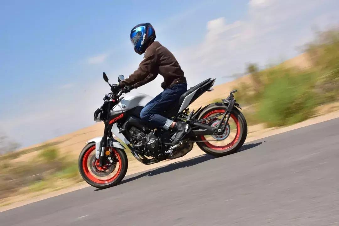 90马力老外雅马哈mt09测评,雅马哈扭力大师mt09新版