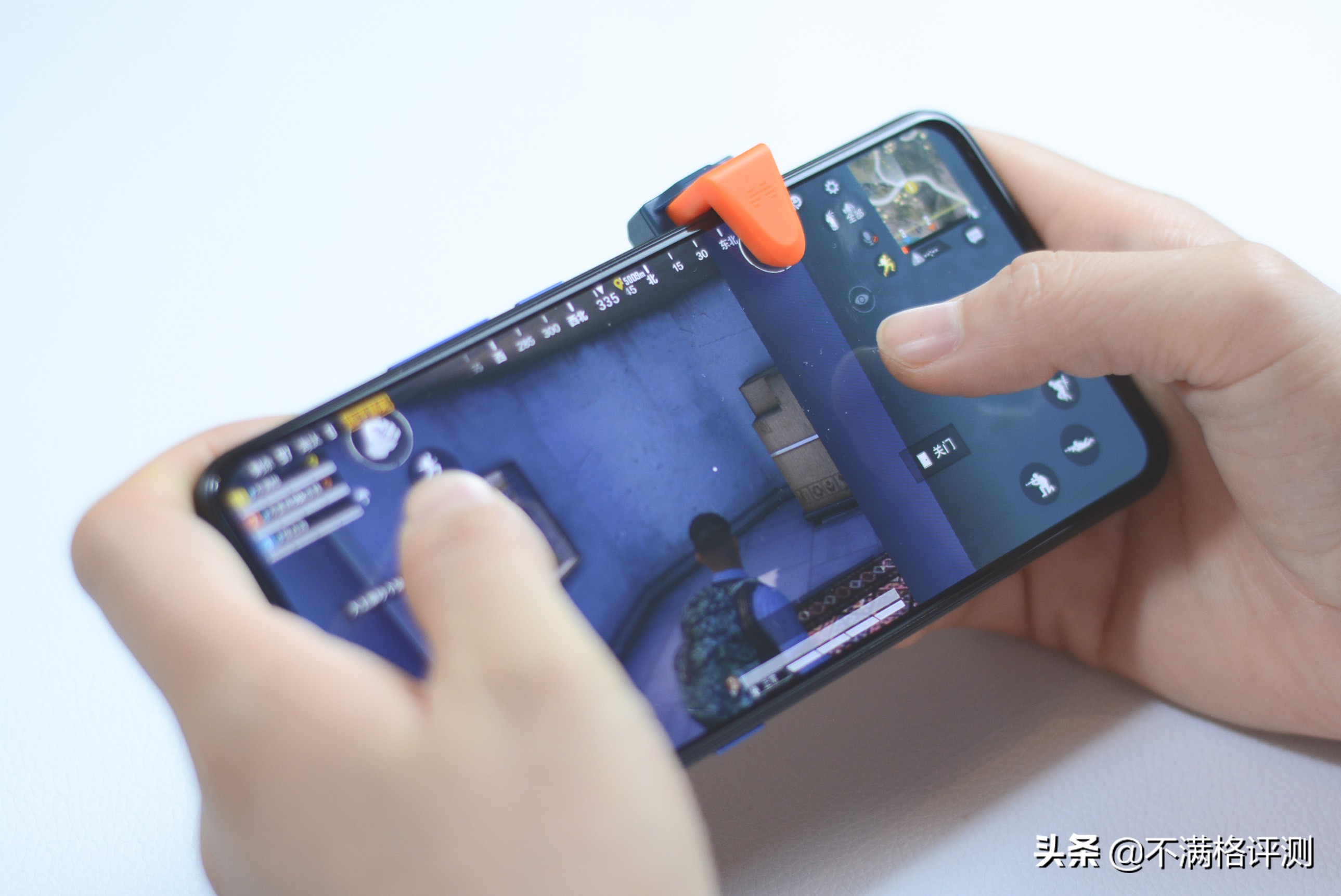 北通J1手游按键：打火机一样大小，用它玩吃鸡，SKS秒变AK47