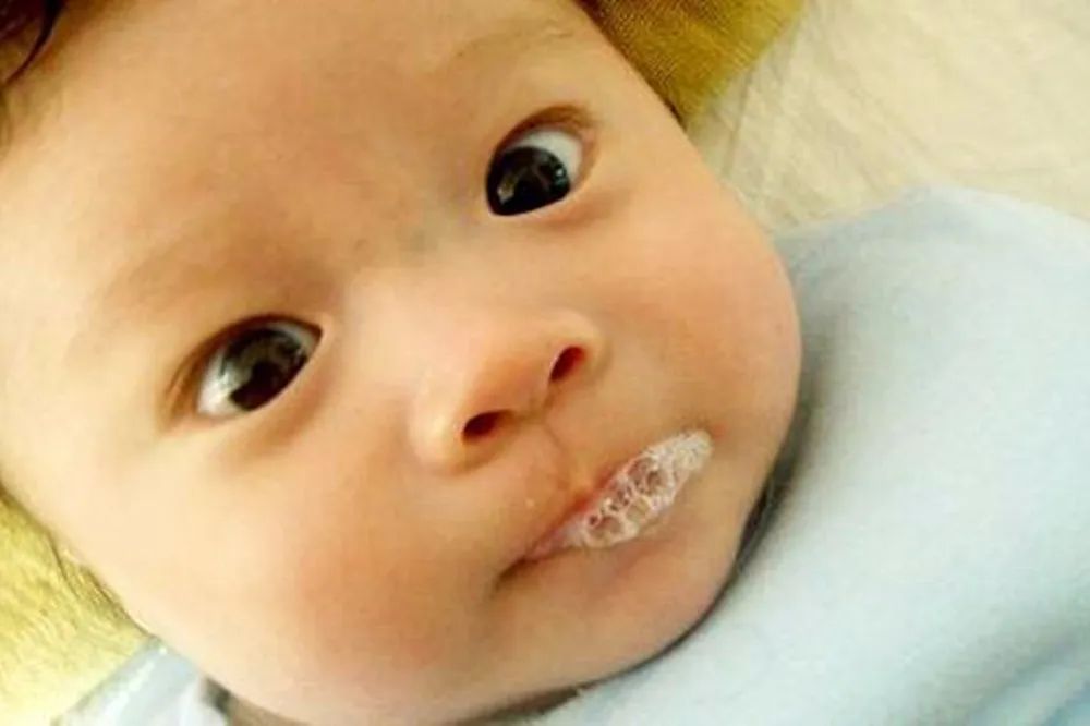 宝宝爱吐水是怎么回事,宝宝生病睡觉吐泡泡是什么原因