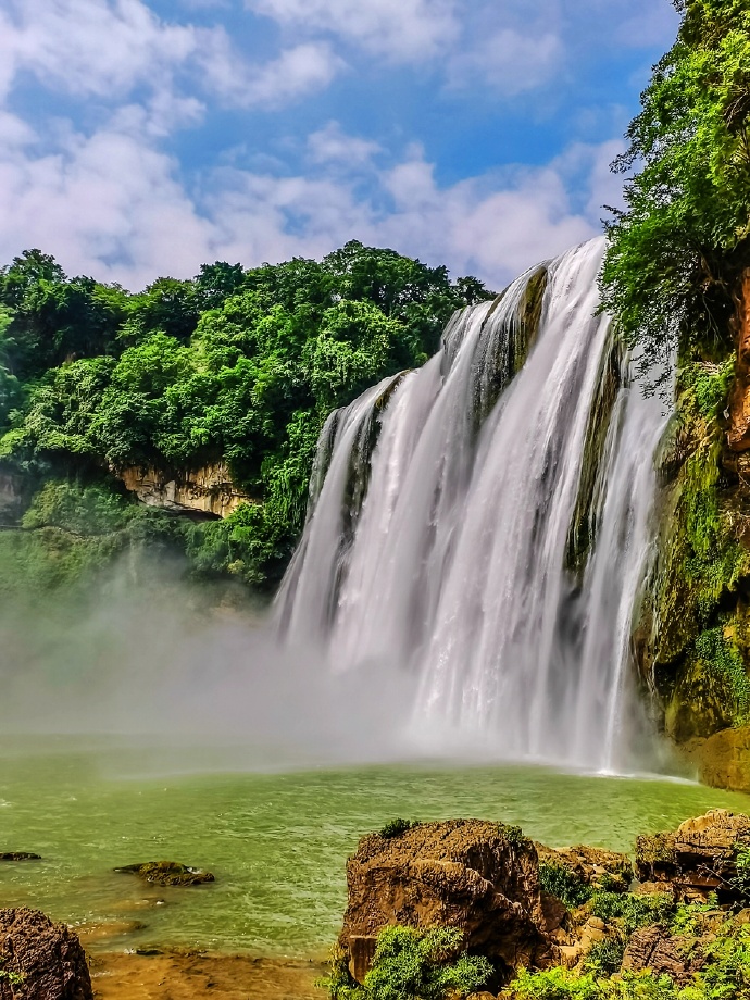 黄果树大瀑布，简直是疑是银河落九天的奇景，壮观而震撼