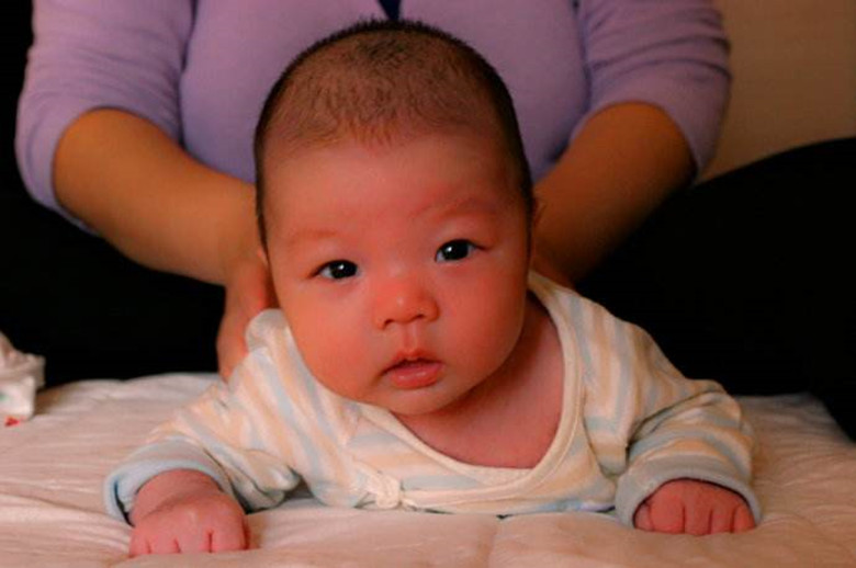 新生儿淹脖子发红怎么处理,宝宝淹脖子发红起疹子怎么办