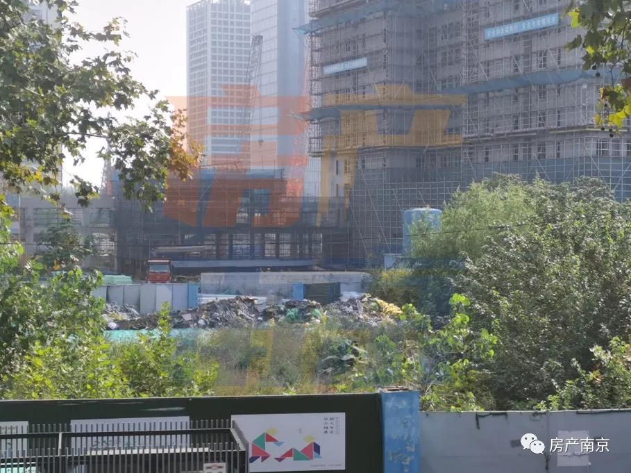 商务区无商务、300米地标成停车场！鼓楼滨江，我还要等你多久？