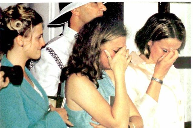 1997年香港回归场景如何？彭定康垂头丧气，一家人离港前痛哭流涕