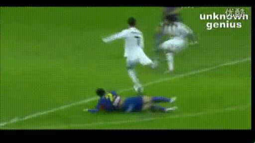 球王假装老人踢足球,内马尔假摔和c罗假摔哪个多