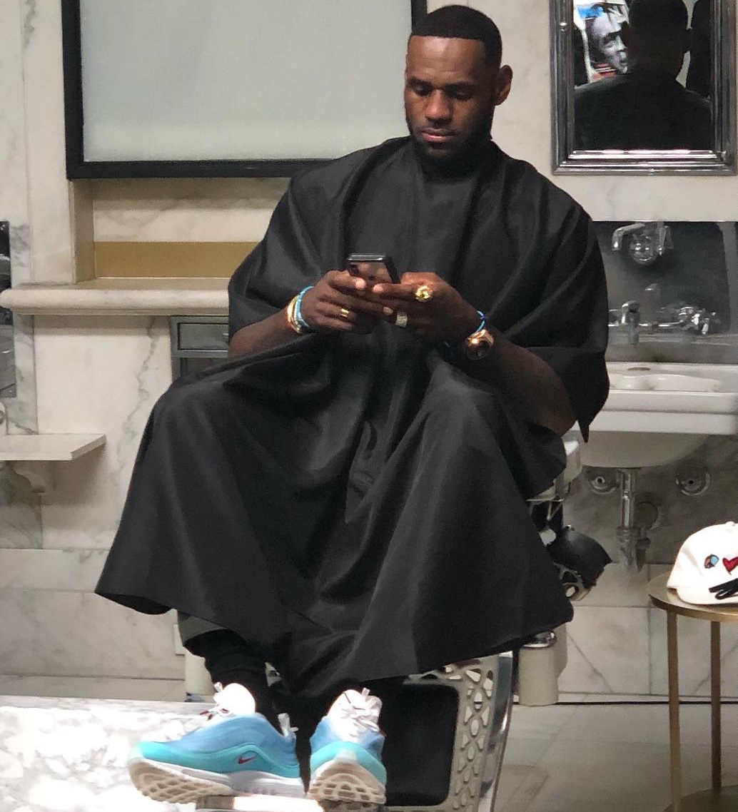 连詹姆斯都没有见过的耐克,老詹近期上脚球鞋