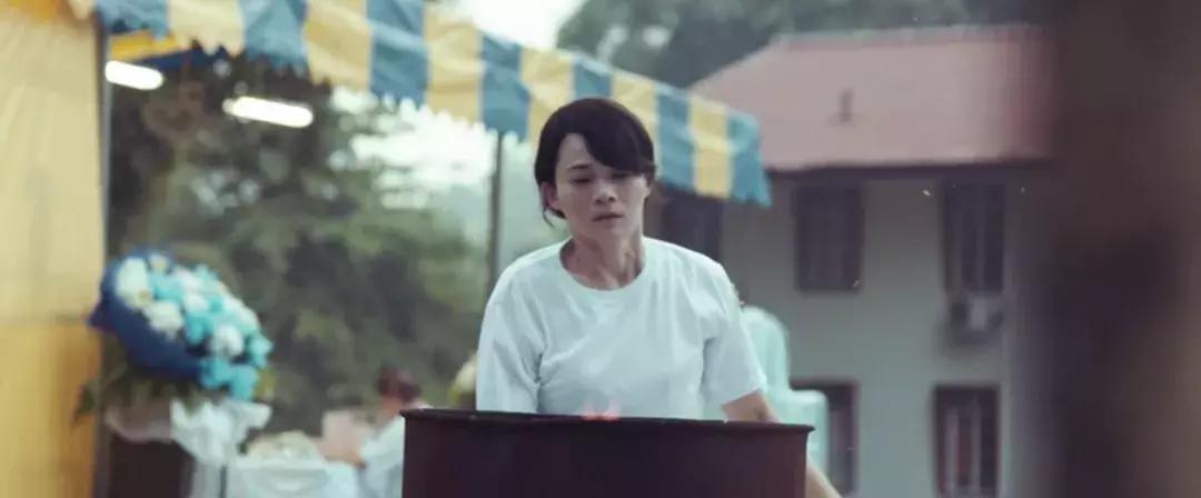 29岁时一鸣惊人的他,又拍了部潮湿的电影