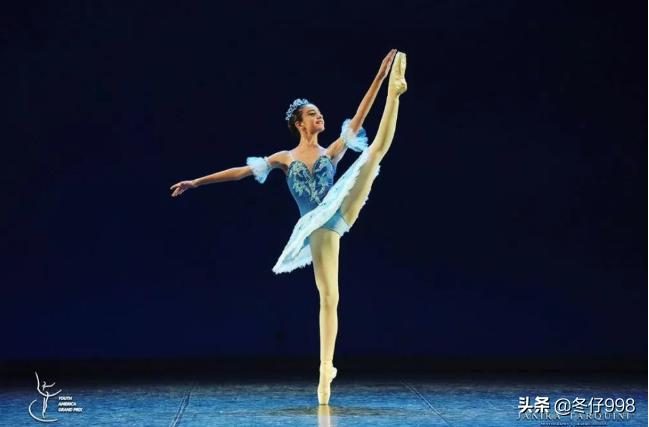 15岁意大利童星乘坐摩托车被撞身w，现场惨状曝光