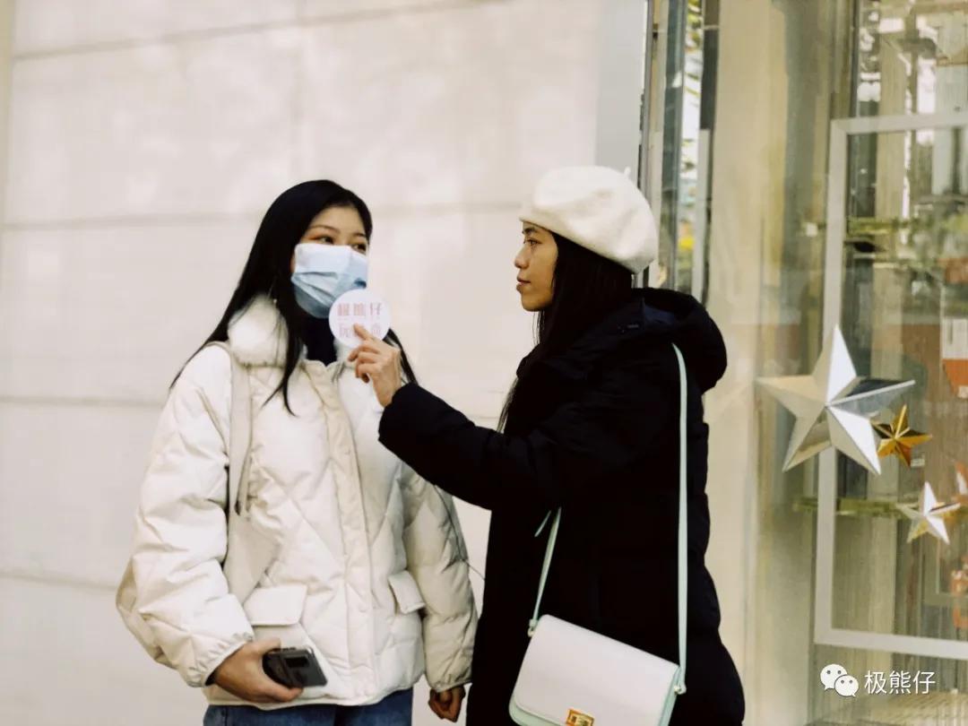 今天背什么｜魔都的“欧洲小镇”上，女神们都背什么包*过包**节呢？