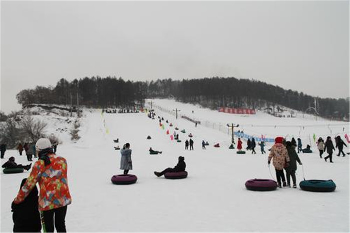 四平叶赫皇家山滑雪场,相约冰雪嘉年华