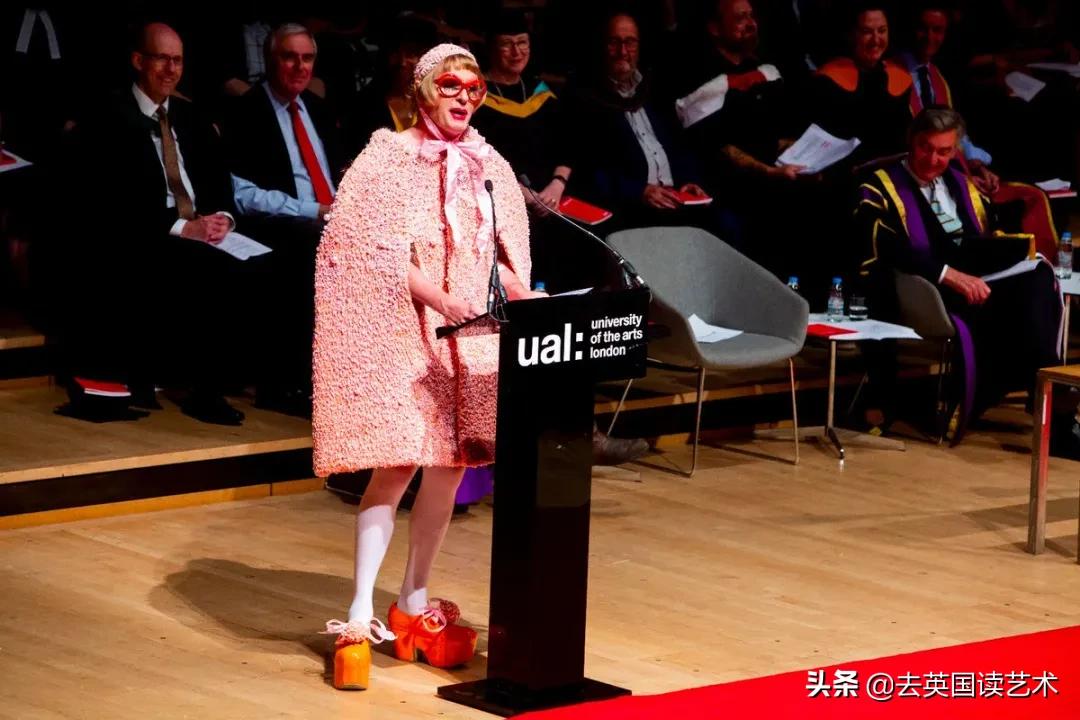 他以一己之力，让UAL的毕业典礼变成“女装大佬”的异装盛会