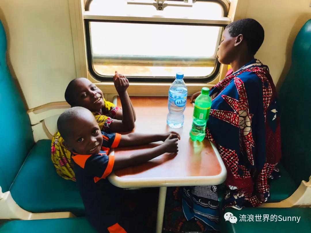流浪非洲，乘坐中国援建火车去赞比亚，满满的亲切