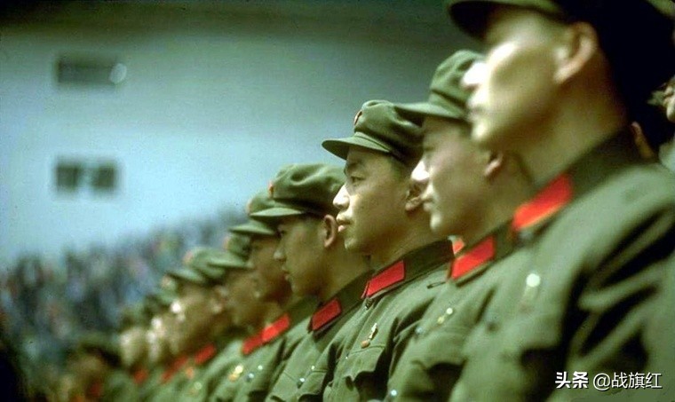 老兵拉肚子意外坐到木把，疼得直叫唤，班长背起老兵送到卫生队