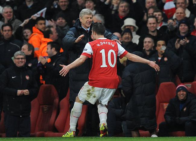 站在观众席上的足球教练温格,温格被罚到曼联看台观众视角