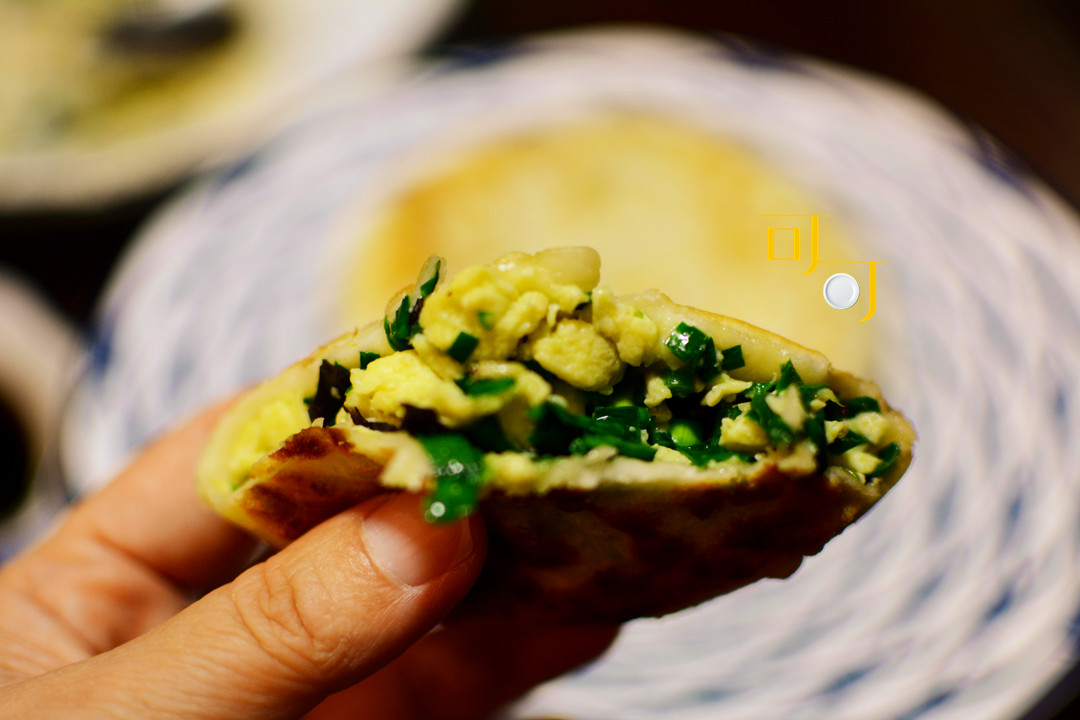 家里多出的饺子馅怎么办？做两个煎饼吃，太香啦