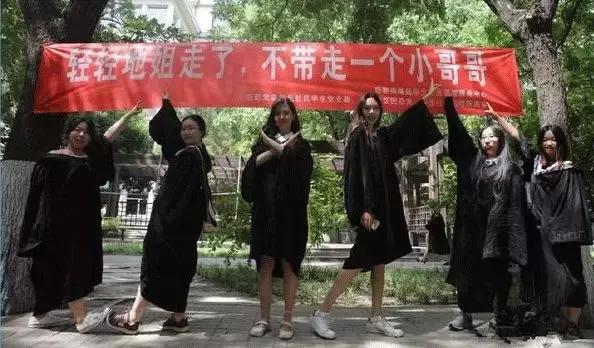 毕业季校园里这些横幅看哭了,学校毕业横幅