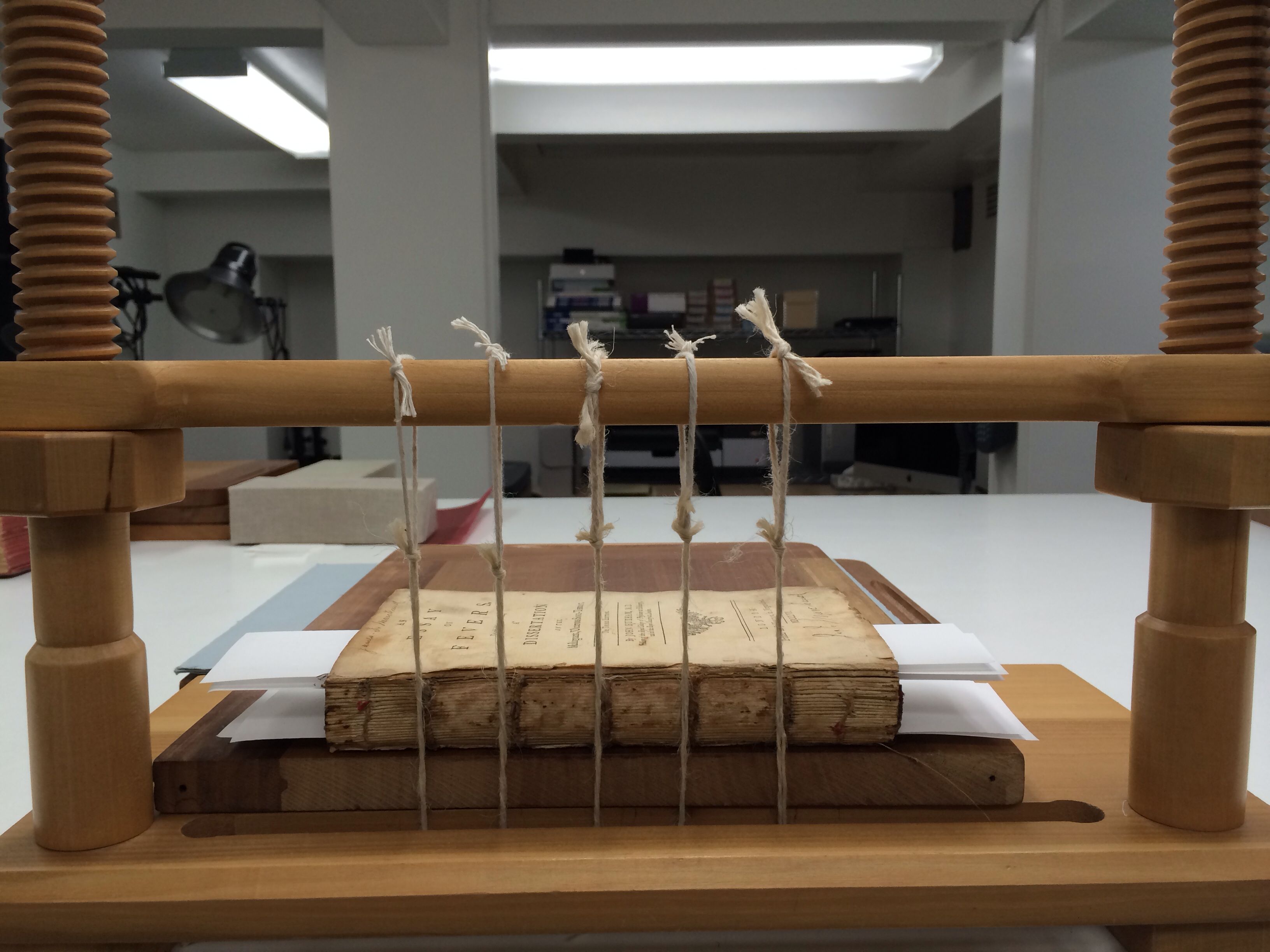 办公室考古系列：没有订书器的欧洲古代，手工匠们如何装订书稿？