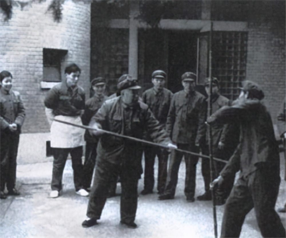 *世友许**悼念仪式：军区司令的花圈挤不进大厅，一挽联上30个人名