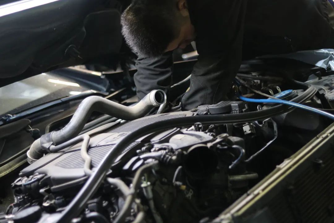 奔驰w221升级新款w222s450外观,老款奔驰w211e260翻新整备