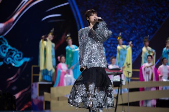 李宇春身着复古蕾丝衬衫,李宇春的舞台装真时髦