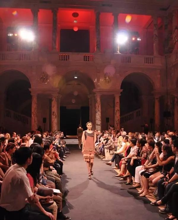 中国人只会跟风买名牌？80后女孩用旧衣改造成潮牌，燃炸上海滩