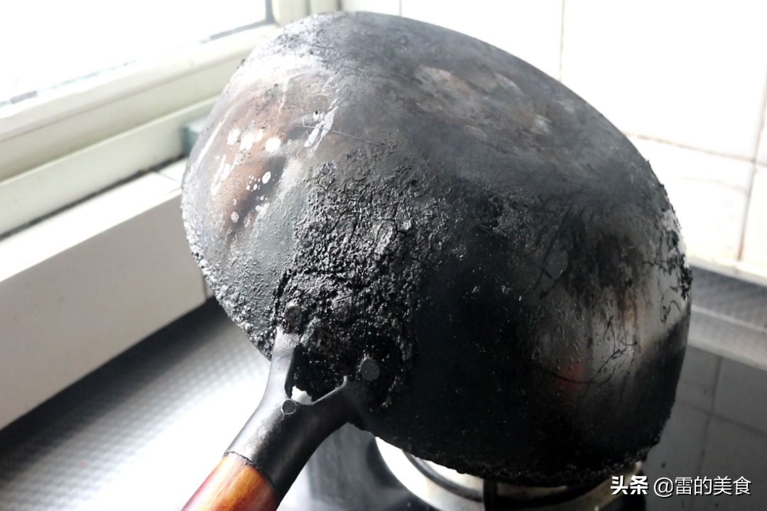 炒菜锅用久了又脏又粘,炒菜锅粘锅清洗小妙招