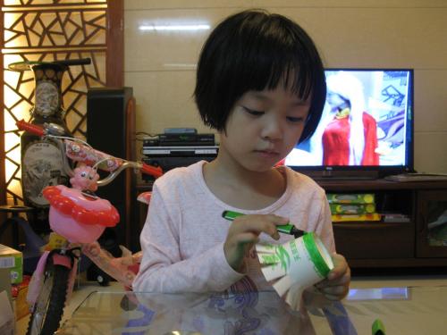 小女孩手编凉席视频,儿童手工竹凉席