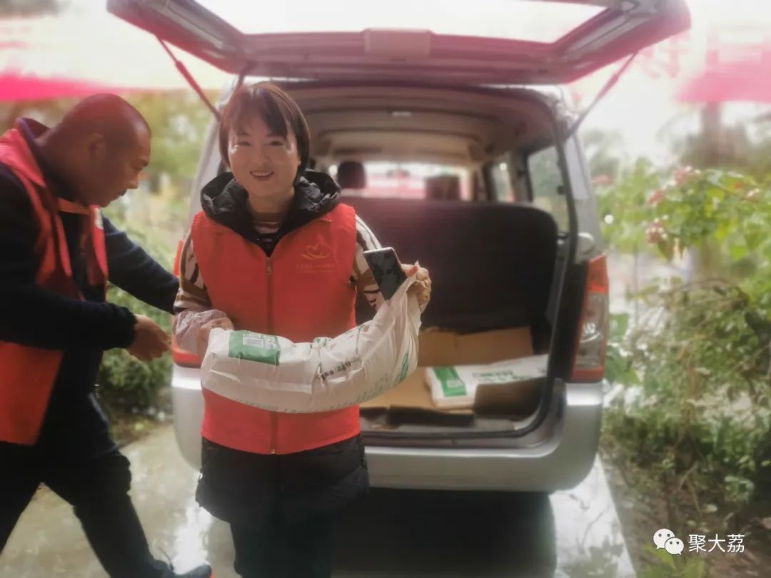 陪老人度过美好重阳节，大荔金龙、鸿运驾校、秦东考务中心在行动