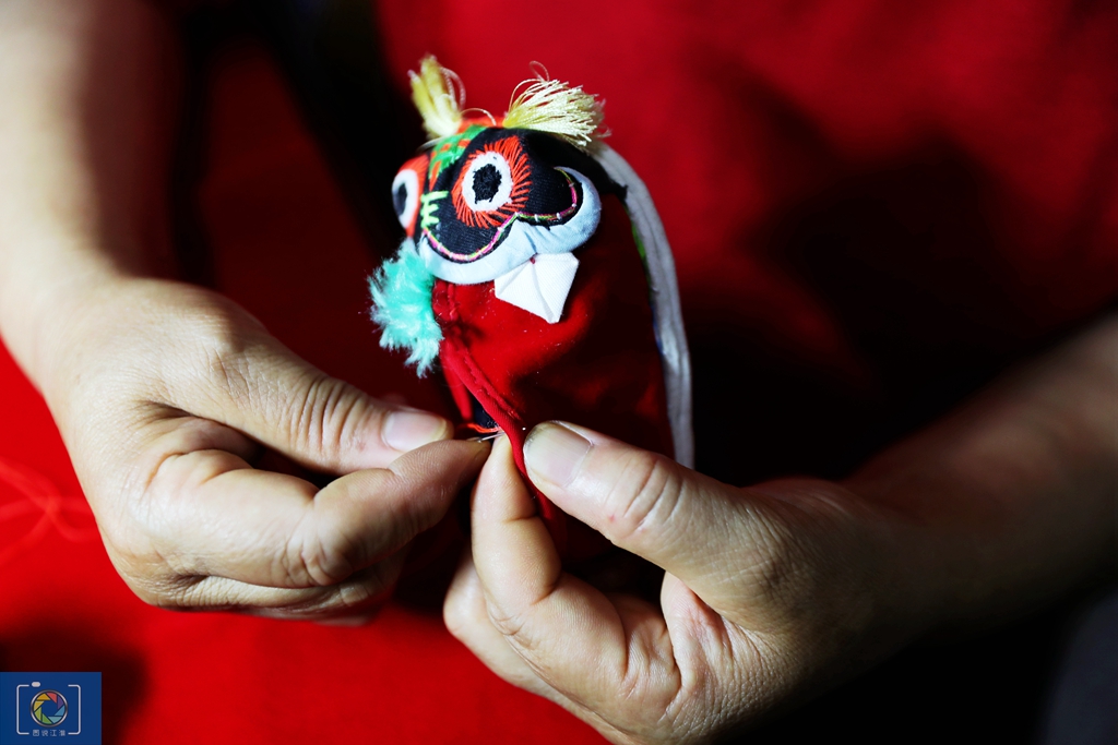 一双虎头鞋，传承100多年，别人种地他和妻子做鞋，一双能卖200元