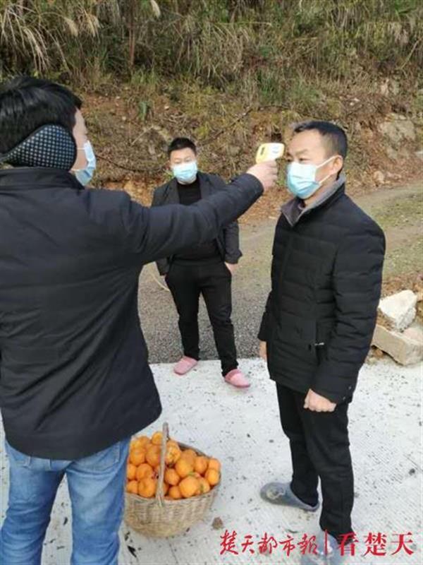 给村民送物资的山路上，秭归一村支书遭遇意外！小女儿才出生50多天……