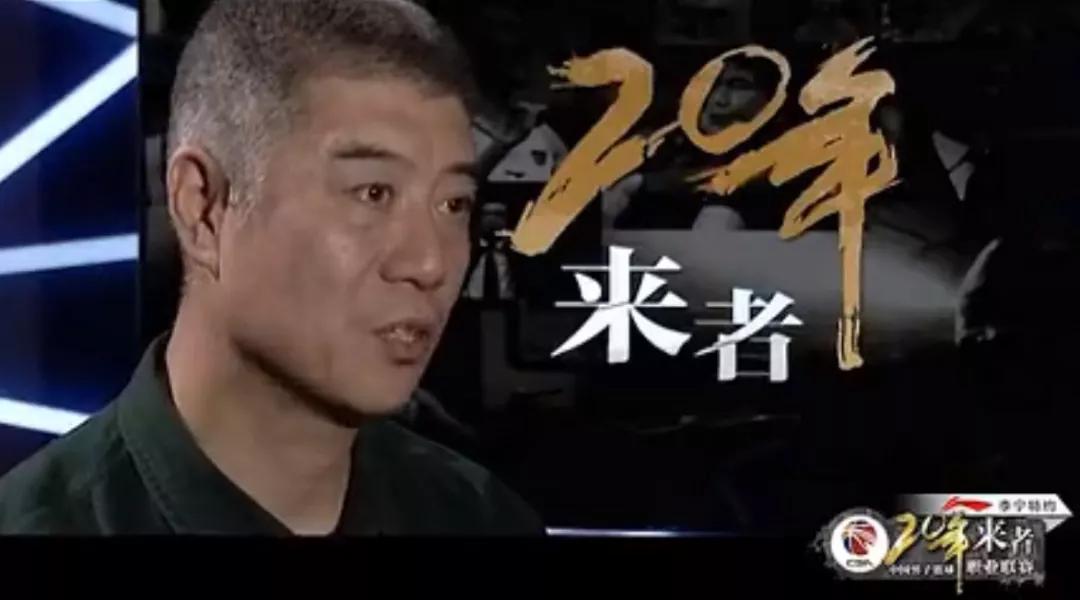 易建联国家队16年,易建联16岁时扣篮