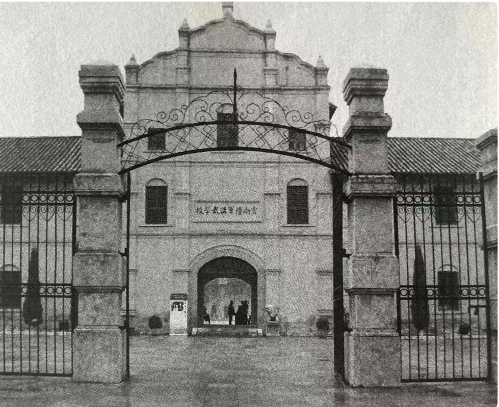 八一起义为什么选择南昌？*德朱**同窗是省主席，结拜兄弟是驻军军长