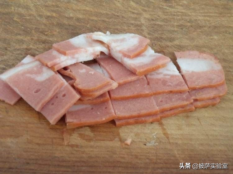 披萨撒料手法技巧演示,披萨顶料