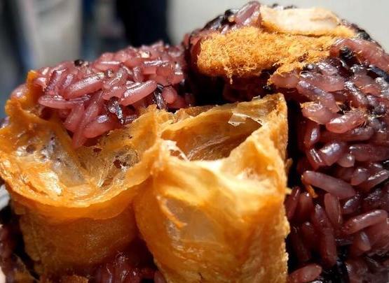 老奶奶摆摊卖纯手工小吃多年,80后老阿姨做早餐摆摊