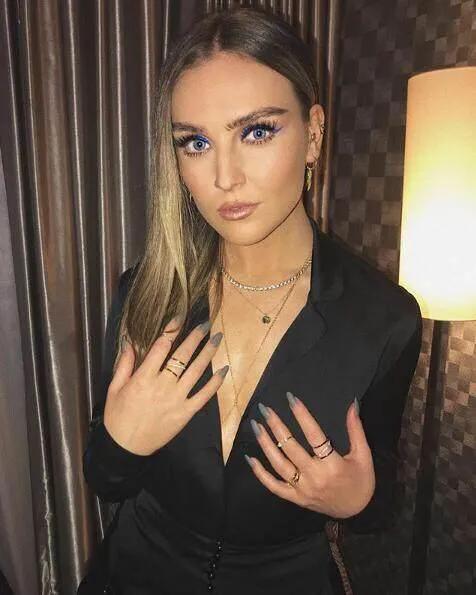 张伯伦女友资料,张伯伦女友简历