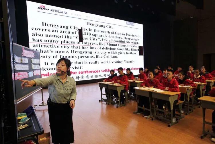 巴陵郡三湘四水英才聚，香樟园高谈阔论红烛燃