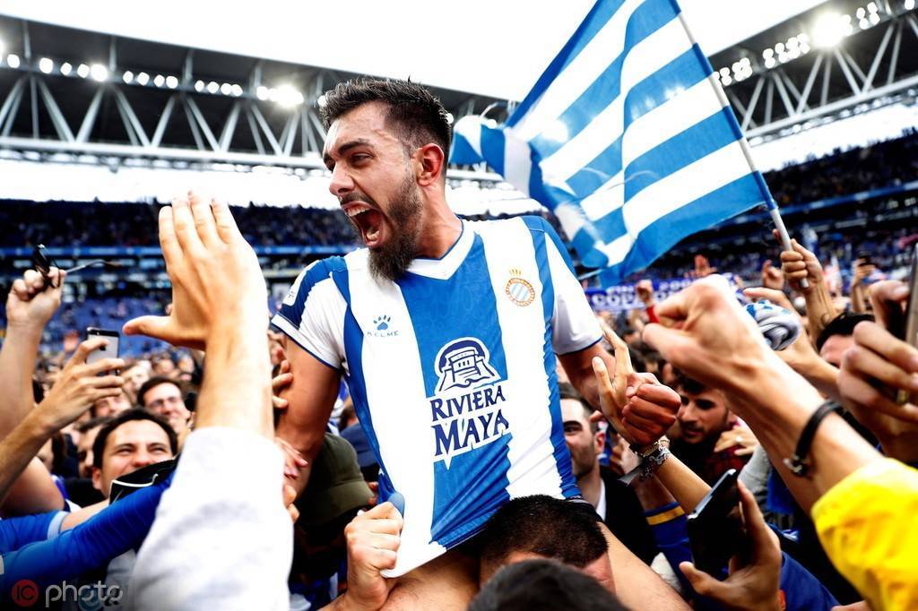 武磊身披7号球衣视频,武磊7号球衣多一点