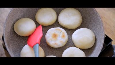 在家也可以做出酥脆的绿豆饼了,在家自制酥皮冰绿豆饼不用烤箱