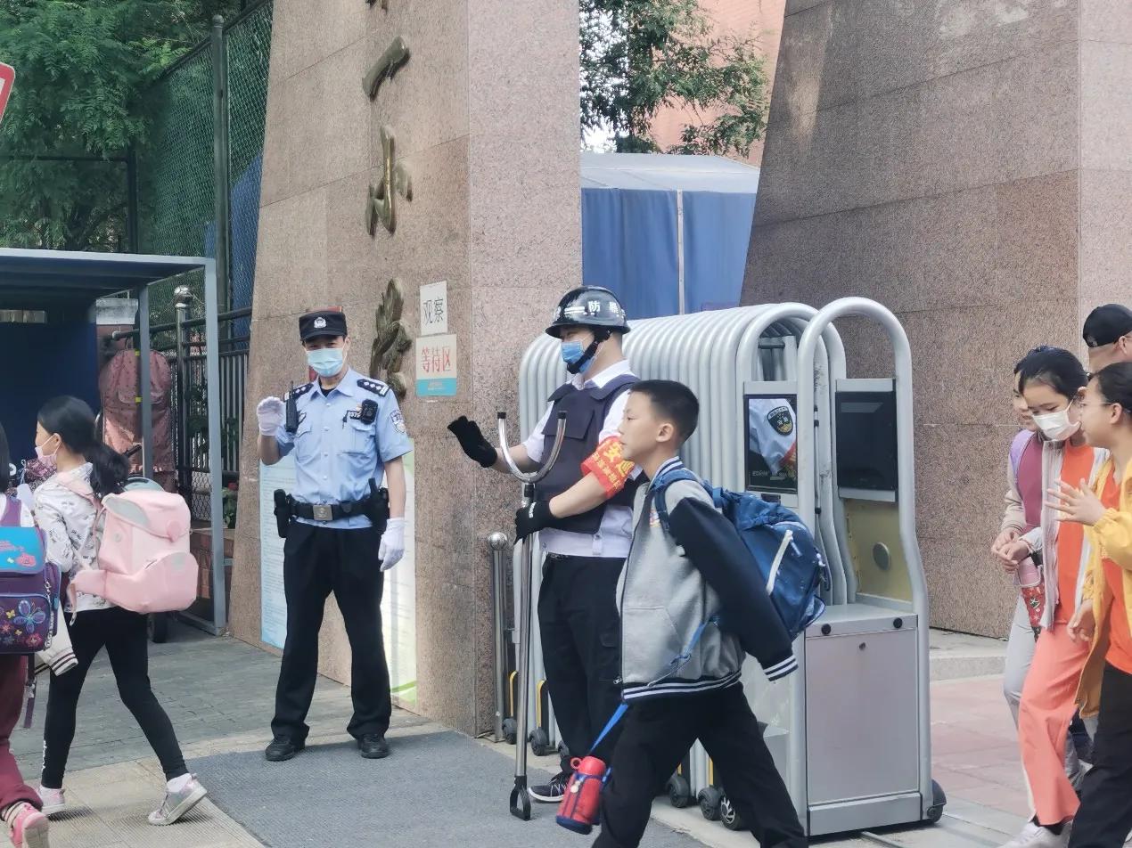 在平凡的岗位为*党**徽增光