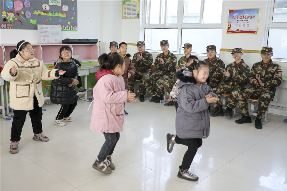 爱心进校园，呵护暖童心——*警武**江苏总队宿迁支队关爱呵护驻地留守儿童侧记